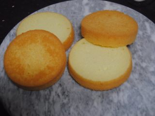 9、巧克力淋面蛋糕,蛋糕脱模后，每个都横切成2份