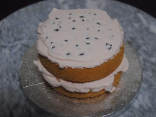 12、巧克力淋面蛋糕,放上蜜豆抹平