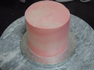 15、巧克力淋面蛋糕,用抹刀抹好面