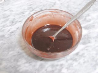 16、巧克力淋面蛋糕,淡奶油煮沸后离火，倒入巧克力币融化，放置手温