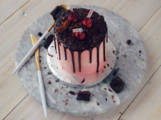 18、巧克力淋面蛋糕,成品，表面上装饰巧克力或者水果即可