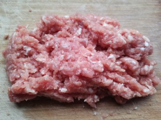 1、萝卜丝汤,肉剁成肉末