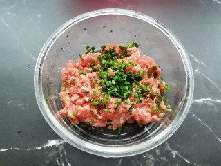 2、萝卜丝汤,装入碗中，放入葱末