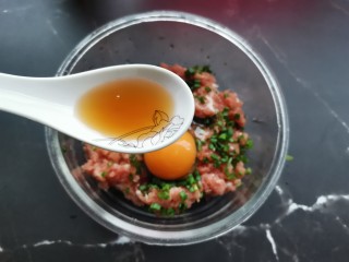 4、萝卜丝汤,加入料酒