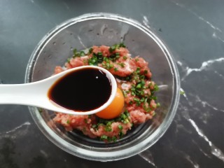 5、萝卜丝汤,加入生抽