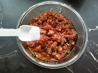 7、萝卜丝汤,加入少许盐，白糖