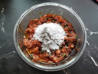 8、萝卜丝汤,加入生粉