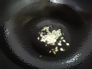 12、萝卜丝汤,热油放入蒜末葱末炒香