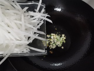 13、萝卜丝汤,倒入萝卜丝炒匀