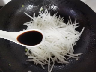 14、萝卜丝汤,加入生抽炒匀