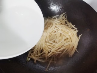 15、萝卜丝汤,萝卜丝炒着稍软，倒入一大碗水烧开