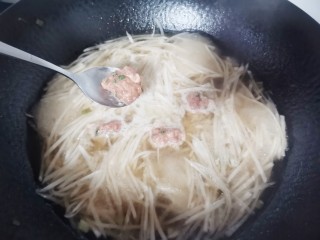 16、萝卜丝汤,萝卜丝汤烧开，放入肉球