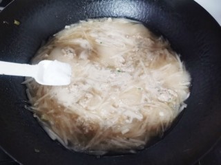 17、萝卜丝汤,烧熟加入少许盐，鸡精，白胡椒粉，葱花出锅