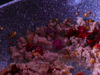 8、下饭菜芹菜炒肉末,大概就像图片上这样。