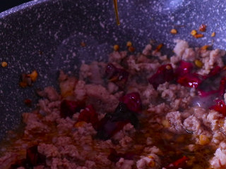 9、下饭菜芹菜炒肉末,依次加入生抽 料酒 蚝油 翻炒均匀。