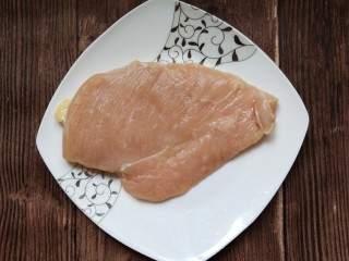 1、香煎鸡胸肉,鸡胸肉控制在200克左右，如果很大很厚需要片稍微薄一些