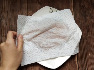 2、香煎鸡胸肉,用厨房纸简单吸一下水分