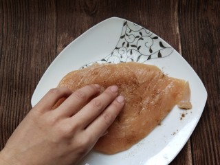 4、香煎鸡胸肉,用手轻轻揉搓按摩使其更加入味，放一旁备用
