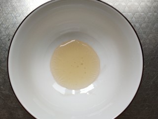 5、香煎鸡胸肉,准备空碗加入一大勺蜂蜜