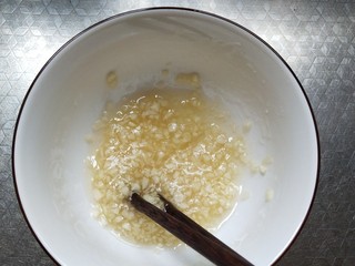 7、香煎鸡胸肉,一大勺油拌匀做成酱汁