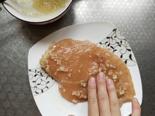 8、香煎鸡胸肉,均匀的涂抹在鸡肉上，两面都要抹匀，腌制2～6个小时入味