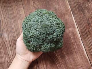 9、香煎鸡胸肉,西蓝花切一下清洗，不需要太多适合自己的量就好