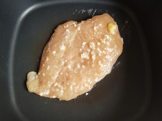 11、香煎鸡胸肉,不粘锅不用放油，开小火放入鸡肉一面煎5分钟，记得要盖盖子