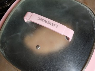 12、香煎鸡胸肉,一面煎完再换另一面5分钟，全程10几分钟盖盖子