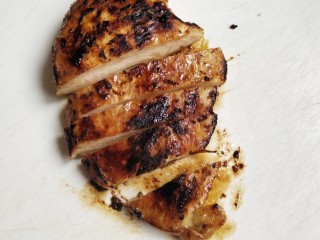 14、香煎鸡胸肉,出锅后切块