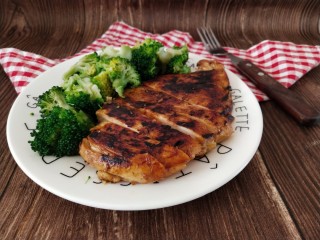 15、香煎鸡胸肉,加西蓝花摆盘，一口鸡肉一口西蓝花，鸡肉外焦里嫩香滑多汁，坚持好吃的不要不要