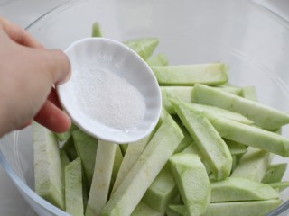 3、红烧茄条,放入盐拌匀腌制15分钟，煞出茄子中的水分