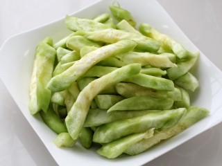 7、红烧茄条,将腌制好的茄子挤去水分备用