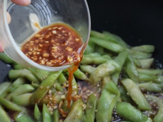 10、红烧茄条,倒入调好的碗汁儿