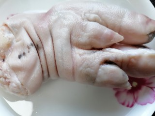 2、莲藕猪蹄汤,将猪蹄泡水清洗干净