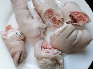 3、莲藕猪蹄汤,将猪蹄剁成小块