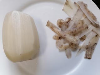 4、莲藕猪蹄汤,将莲藕去皮