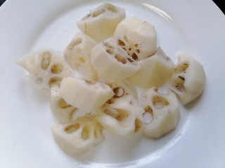 5、莲藕猪蹄汤,将莲藕滚刀切切成块状