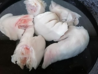 6、莲藕猪蹄汤,将猪蹄放入锅内焯水