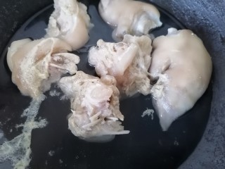 7、莲藕猪蹄汤,煮至沸腾出沫