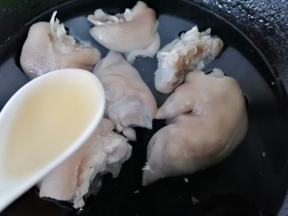 8、莲藕猪蹄汤,撇去浮沫加入三勺黄酒去腥然后再煮一会捞出