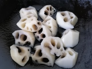 10、莲藕猪蹄汤,放入莲藕翻炒