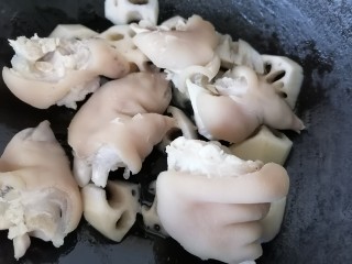 11、莲藕猪蹄汤,放入猪蹄一同翻炒