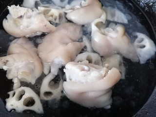12、莲藕猪蹄汤,加入适量水开始炖