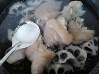 13、莲藕猪蹄汤,炖一会之后加入适量盐调味