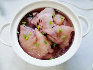 15、莲藕猪蹄汤,装入容器撒上葱花