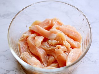 2、炸鸡柳,鸡胸切1厘米的细条