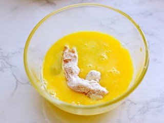 15、炸鸡柳,再裹一层鸡蛋液