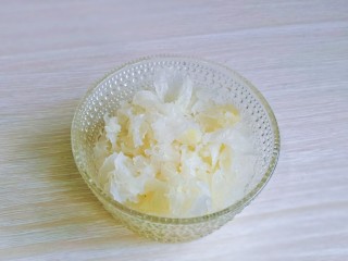2、银耳莲子红枣汤,银耳冷水泡发。