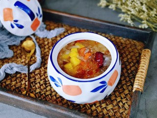 11、银耳莲子红枣汤,晾凉后，放入冰箱冷藏口感更佳。