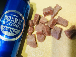 1、啤酒炖牛肉,牛肉切大块，啤酒一瓶待用；